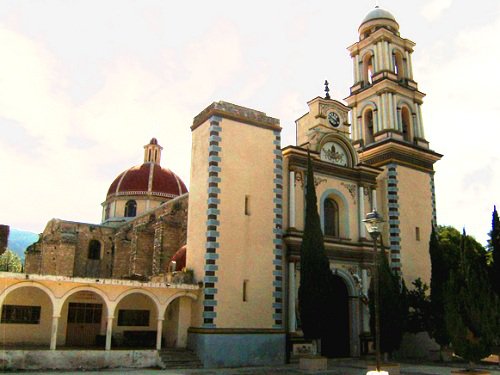 Paseo por Mexico Templo parroquial en honor a San Pedro en Chapulco