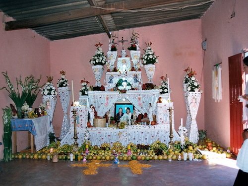 Paseo por Mexico Ofrendas de Día de Muertos