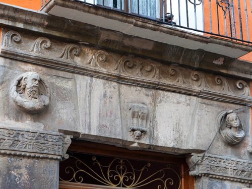 Paseo por Mexico Casa de las cabecitas en Puebla