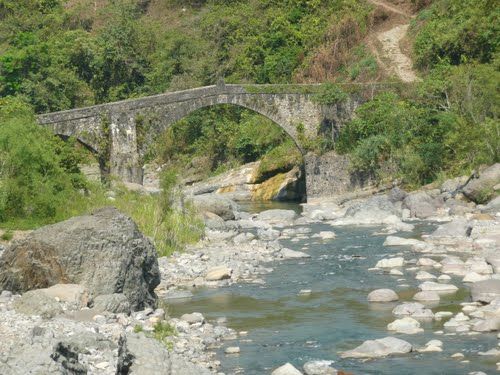 Paseo por Mexico Puente y río Ajajalpan en San Felipe Tepatlán