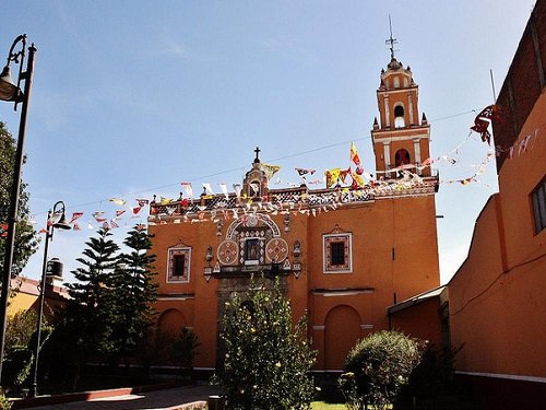 Paseo por Mexico Templo de San Miguel Tianguisháhuatl en San Pedro Cholula