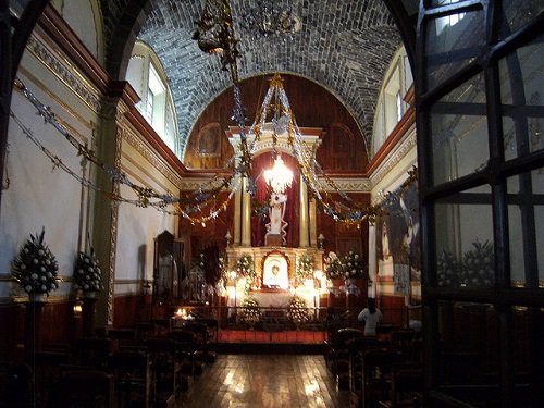 Paseo por Mexico Interior de Iglesia parroquial dedicada al Divino Salvador en San Salvador el Seco