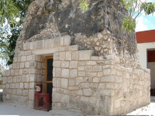 Paseo por Mexico Zona Arqueológica de El Cedral en Cozumel